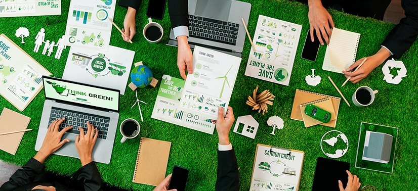 Pessoas em reunião olhando sobre iniciativas verdes