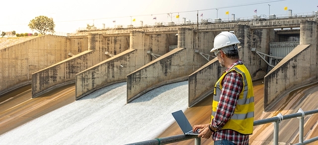 Operador observando o funcionamento da hidrelétrica