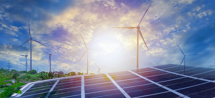 placas de energia solar ao fundo várias turbinas eólicas e um céu claro e com forte luz do sol