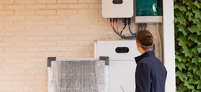 cliente recebendo um kit de sistema solar fotovoltaico