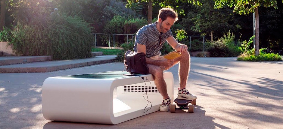 DESIGNER APRESENTA MOCHILA QUE CARREGA CELULAR COM ENERGIA SOLAR