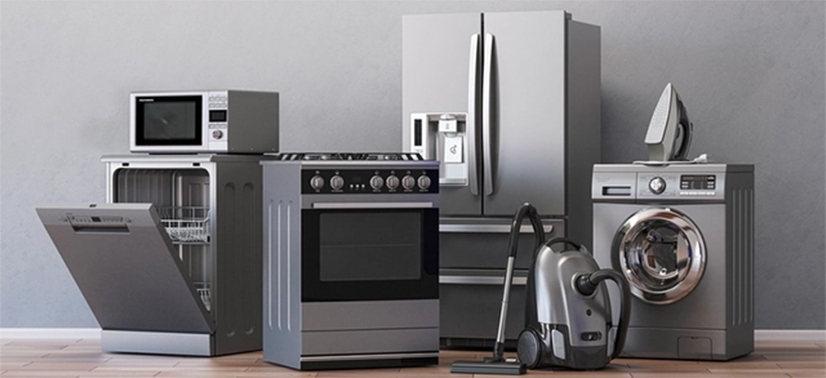 geladeira, aspirador de pó, ferro de passar roupa, microondas, lavador de pratos e um fogão