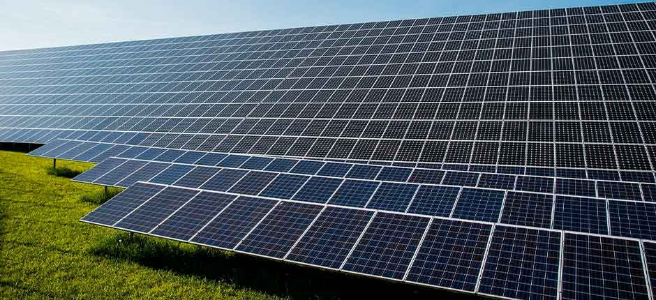 muitas placas de energia solar fotovoltaica