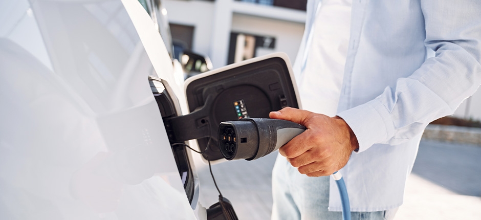 PORTAL-SOLAR-AMPLIA-SOLUCOES-NA-REDE-DE-FRANQUIAS-COM-CARREGADORES-DE-CARROS-ELETRICOS