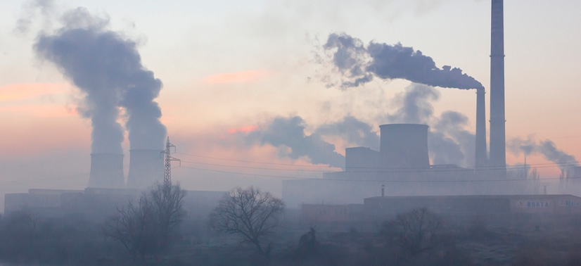 chaminés emitindo fumaça e poluindo o meio ambiente