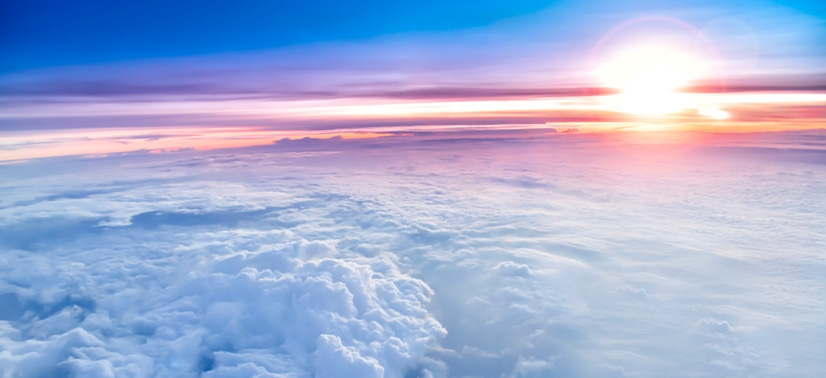 vista aérea do pôr do sol acima das nuvens