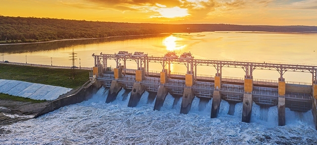 hidrelétrica em fim de tarde operando