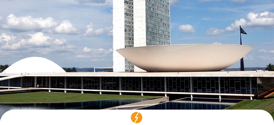 LEI 5829/19, DE AUTORIA DO DEPUTADO SILAS CÂMARA (REPUBLICANOS-AM), BENEFICIA CONSUMIDORES QUE GERAM SUA PRÓPRIA ENERGIA COM SISTEMAS PROVENIENTES DAS FONTES SOLAR, EÓLICA E BIOMASSA