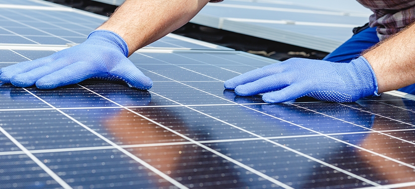 Painel de energia solar sendo inspecionado