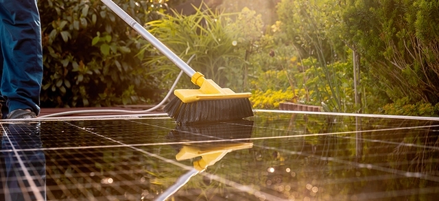 Fazendo a limpeza do painel com serviço especializado