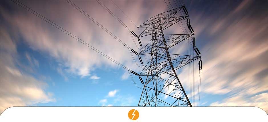 torre de transmissão de energia elétrica e ao fundo um céu parcialmente nublado