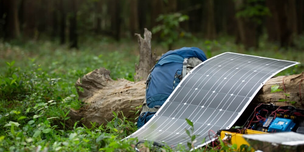 uma placa solar flexível que parece estar conectada a algum equipamento, possivelmente para carregar dispositivos eletrônicos