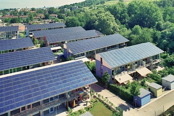 NA ALEMANHA, VILA SOLAR GERA MAIS ENERGIA DO QUE CONSOME