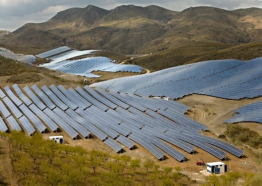 Usina solar em terreno ondulado