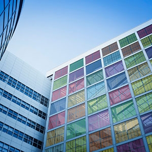 Sistema fotovoltaico colorido integrado a fachada de um prédio - BIPV
