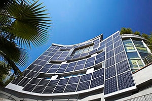 Fachada de prédio com painéis solares cristalinos - BIPV