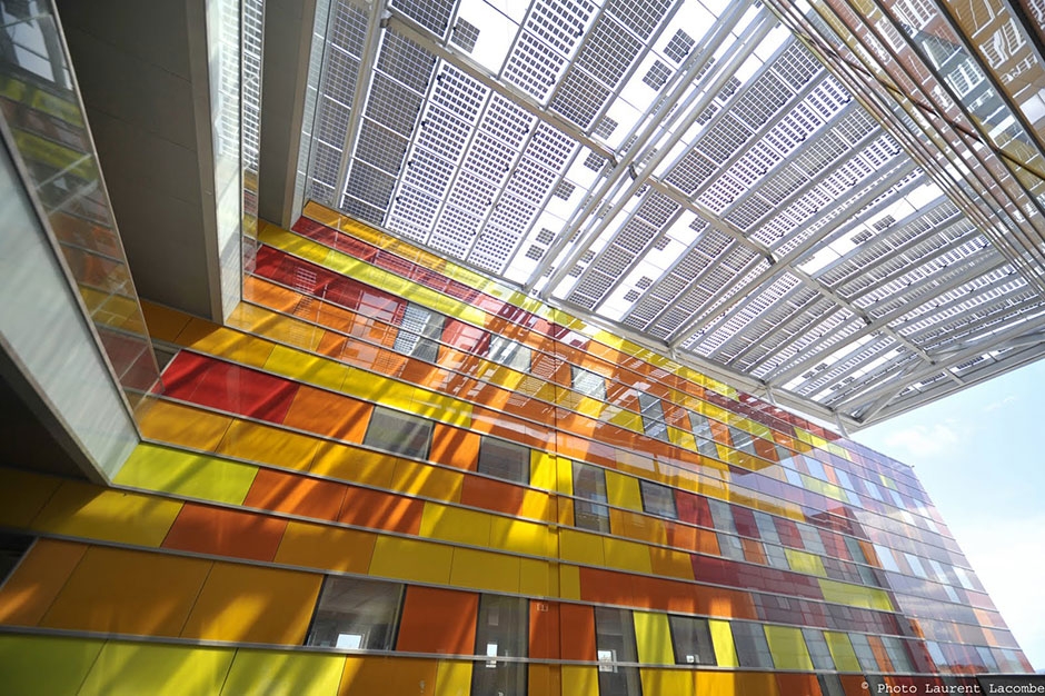 Sistema Fotovoltaico colorida fachada de prédio - BIPV