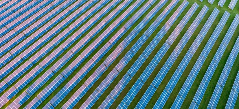imagem área exibindo uma enorme quantidade de placas de energia solar