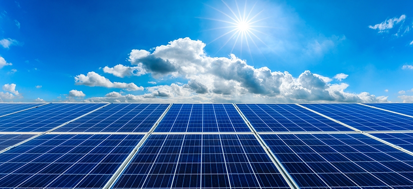 Painel solar gerando energia durante o dia