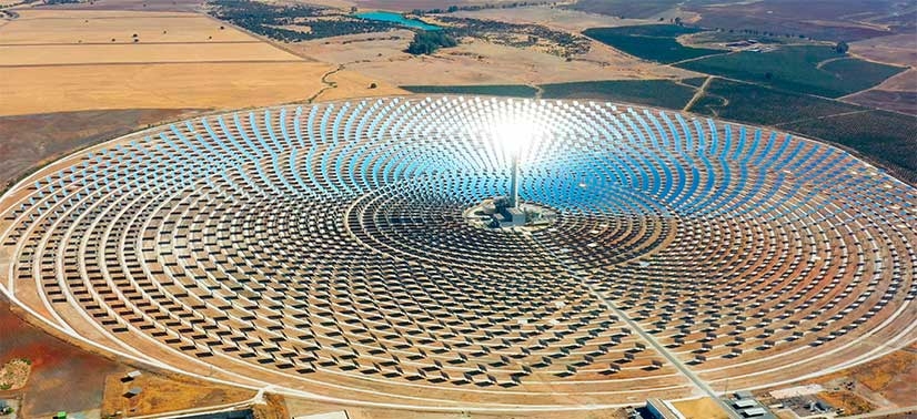 imagem área de uma usina de energia solar heliotérmica