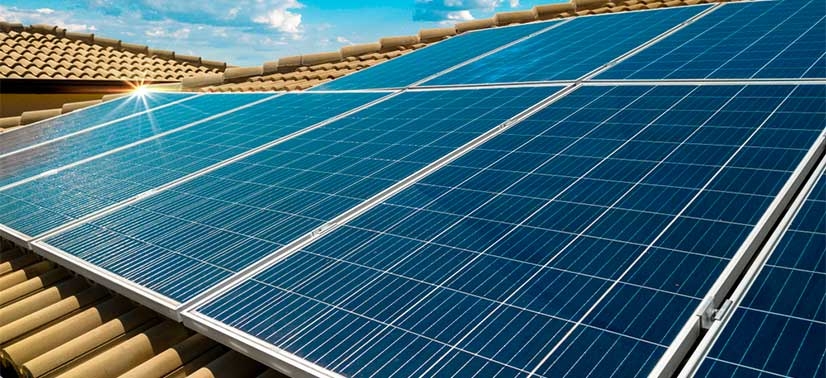 placas de energia solar sob o telhado de uma residência