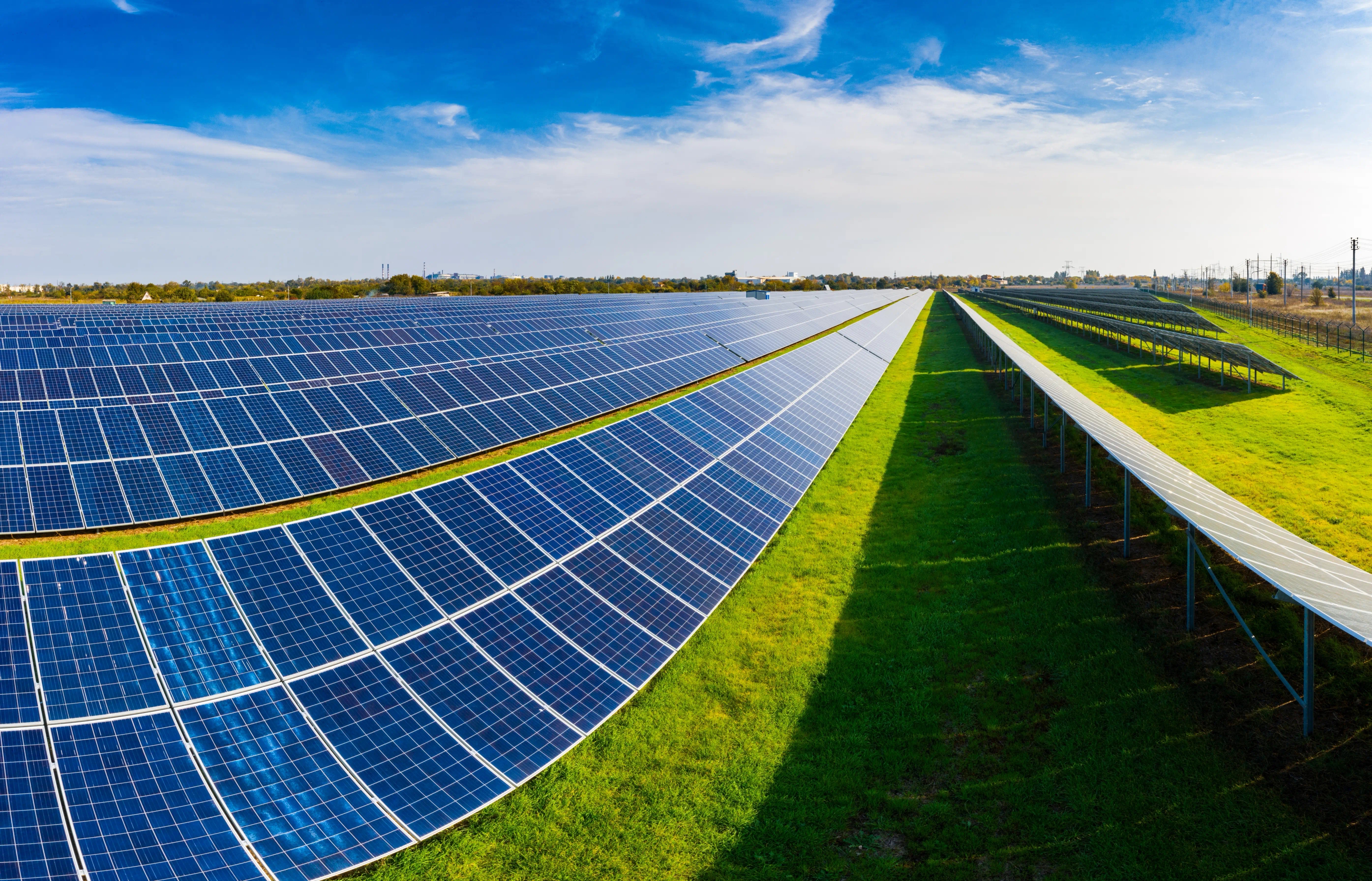 grande área verde com diversas placas de energia solar fotovoltaica